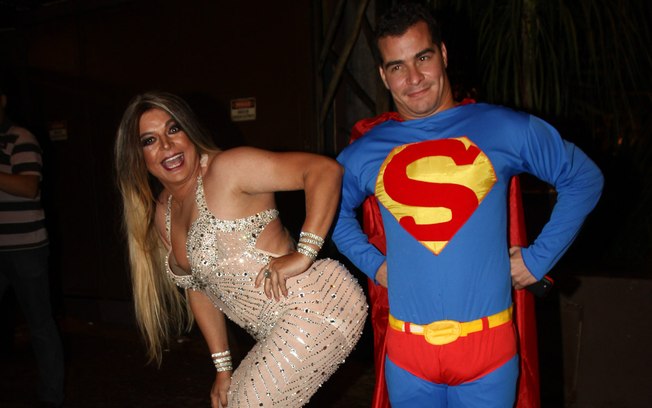 Fora de cena, Thiago Martins se diverte. Na foto, ele aparece como Super-Homem para festa de Thiaguinho