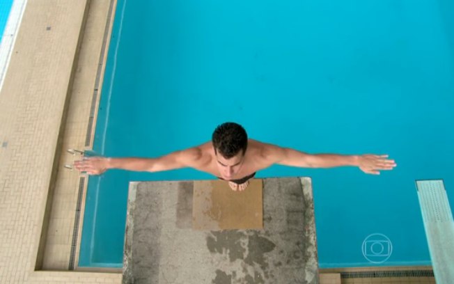 Thiago Martins em ação como Diogo, atleta de saltos ornamentais na novela 'Babilônia'