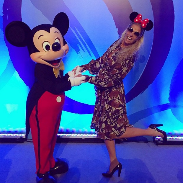 Mickey Mouse e Adriane Galisteu (Foto: Reprodução/Instagram)