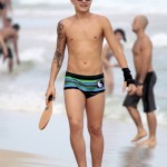 Com braço imobilizado, MC Gui joga frescobol em praia do Rio