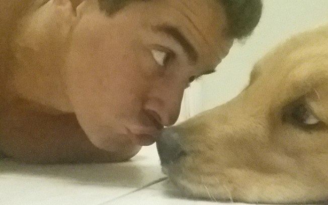 Thiago Martins e seu 'filho'. O ator se derrete pelo cachorro Xico nas redes sociais