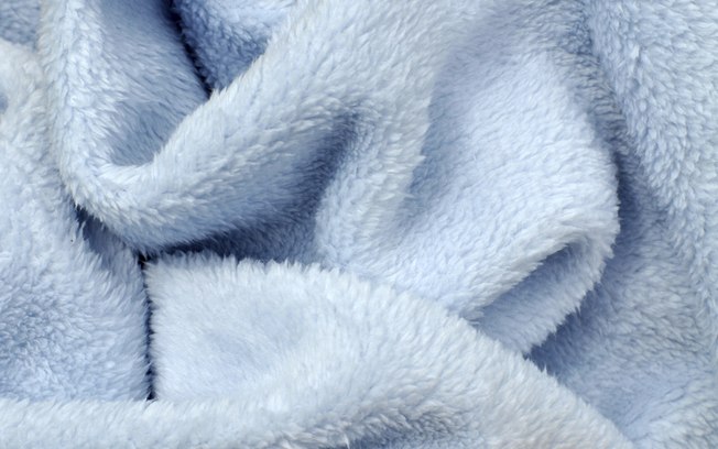 Primeiro cobertor: dá para guardar a “naninha” favorita dos pequenos ou juntar vários cobertores e fazer uma manta de retalhos especiais. Como é um tecido, o cobertor também deve estar limpo e seco antes de ser guardado