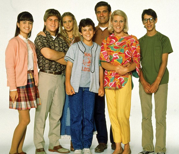 Da esquerda para a direita: os atores Danica McKellar, Jason Hervey, Olivia d'Abo, Fred Savage, Dan Lauria, Alley Mills e Josh Saviano (Foto: Divulgação)