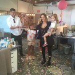 Jessica Alba se emociona com surpresas da família em aniversário