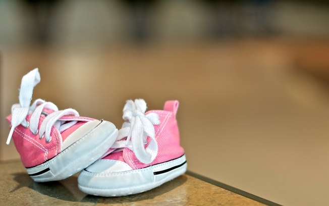 Primeiros sapatinhos: os bebês mal usam os sapatinhos nos primeiros meses de vida, mas é uma boa ideia guardá-los. Basta limpar e colocar em um saquinho fechado, à vácuo, para não mofar ou amarelar com o tempo