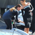 Jennifer Lopez ganha ajudinha para fechar zíper de vestido colado no corpo