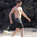 Sem camisa, Hugh Jackman curte praia e exibe corpo musculoso