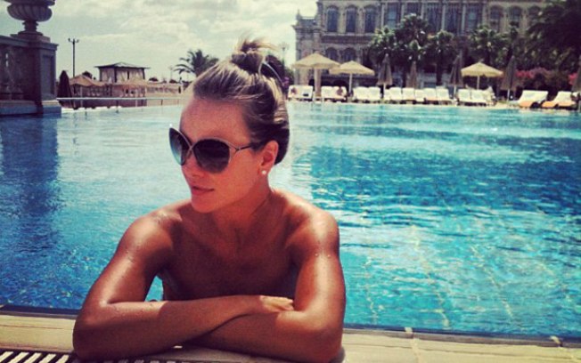 Famosos sJuliana Silveira posa na piscina de um hotel em Istambul
