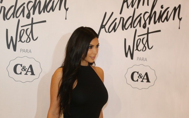 Kim Kardashian aparece com vestido de sua coleção em evento no Brasil