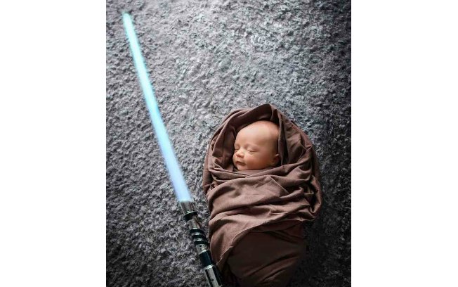 O sabre azul dá a dica do futuro desse pequeno bebê, que é ser um Jedi