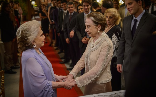 No segundo mês da novela, as personagens Estela e Teresa se casaram