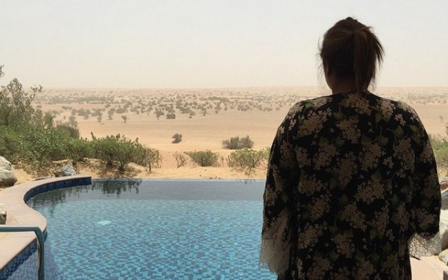 Preta Gil curte piscina em meio ao deserto