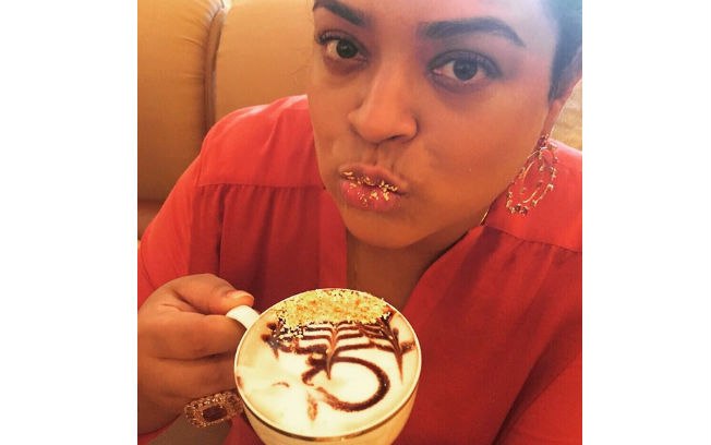 Preta Gil faz biquinho com capuccino com ouro de 24 quilates