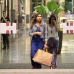 Em rara aparição, Sasha passeia com Xuxa e uma amiga no shopping