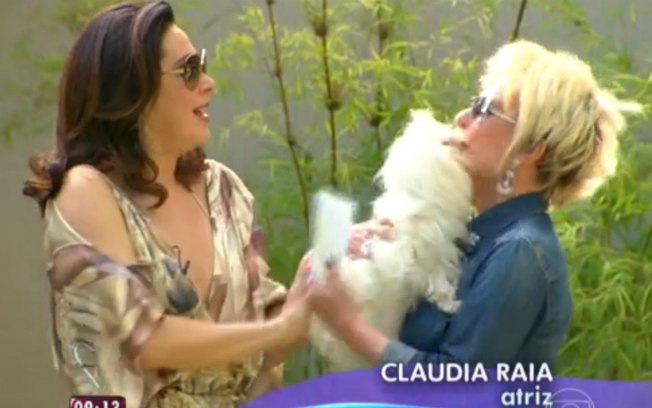 Ana Maria Braga levou inúmeras lambidas do cachorro de Claudia Raia no 'Mais Você'