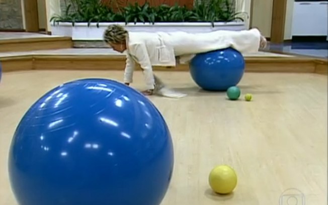 Ao praticar pilates, Ana Maria não conseguiu sair da bola e foi direto para o chão