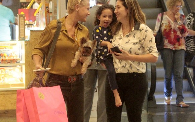 Sasha e Xuxa fazem compras juntas