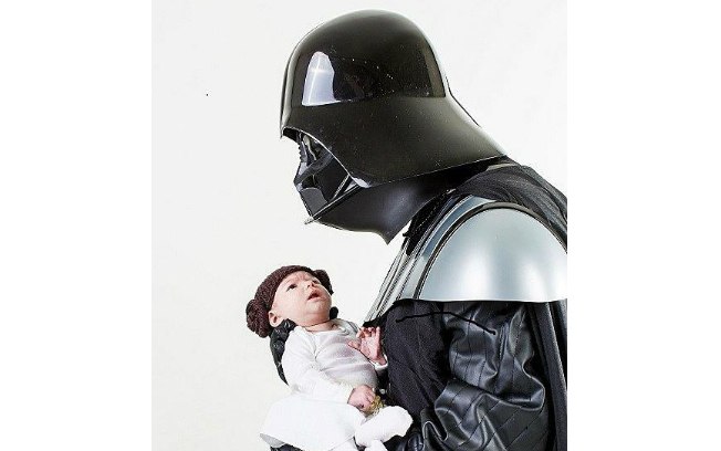 Que medo, hein? Aqui, a bebê Princesa Leia já foi apresentada ao papai, o temido vilão Darth Vader