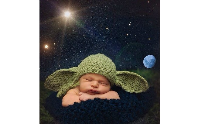 Uma touquinha que não deixa dúvidas: bebê Yoda, o mestre Jedi mais sábio da saga Star Wars