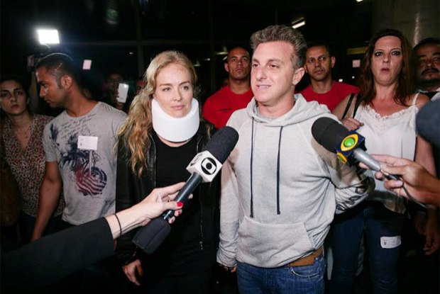 Após alta%2C casal deixa o Hospital Albert Einstein%2C em São Paulo