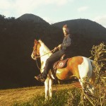 Rodrigo Hilbert posta foto de cavalgada e arranca suspiros