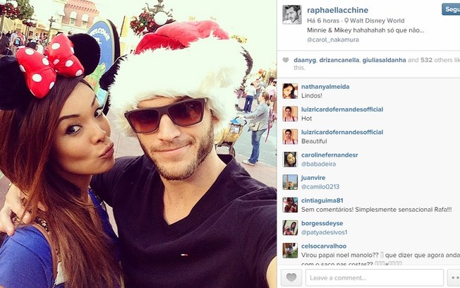 Carol e Raphael Lacchine assumiram o namoro no final de 2015 e curtiram as férias de final de ano na Disney