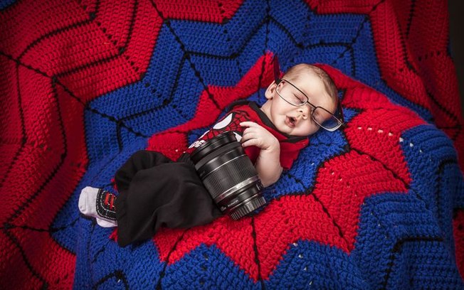 Alguém reconhece a câmera e os óculos? Esse é o pequeno Peter Parker, identidade real do herói Homem Aranha