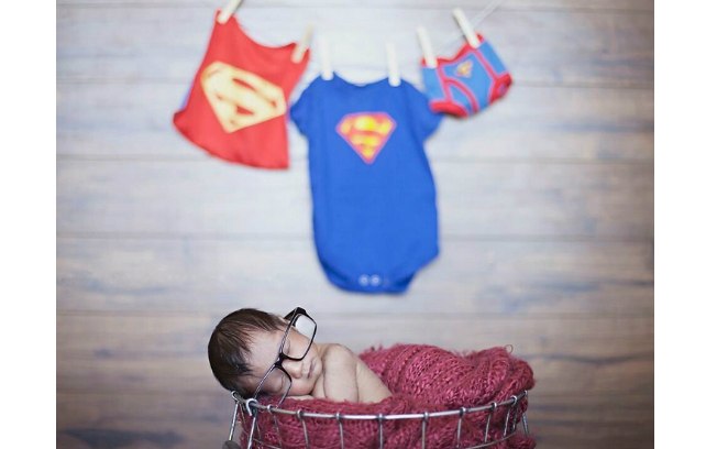 Bebê Clark Kent tira uma soneca, enquanto não salva o mundo como o Super-Homem