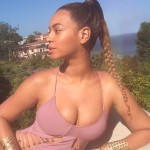 Beyoncé esbanja decote durante banho de sol