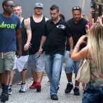 Nick Carter, do Backstreet Boys, circula com seguranças no Rio