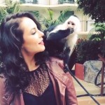 Paolla Oliveira posa com macaquinha no ombro