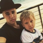 Justin Bieber posta foto com irmão, e fãs se impressionam por semelhança