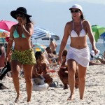 Zilu Godoi curte praia no Rio e exibe piercing e tatuagens