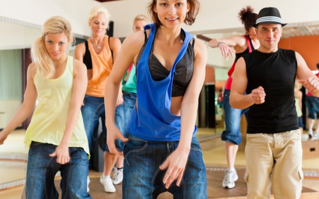 Aulas de ioga, pilates e dança: atividades com contato corporal obrigam as pessoas a lidarem com a timidez