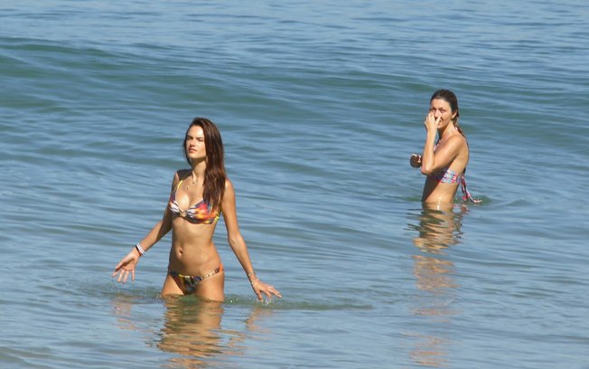 Alessandra Ambrosio na praia