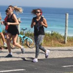 Anitta se exercita com amiga na orla de praia na Barra da Tijuca