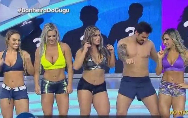 Cantor Léo Rodriguez se empolgou e fez dancinha no palco