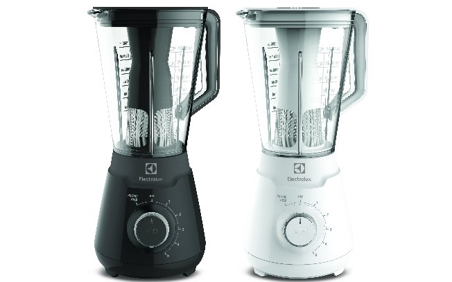 Liquidificadores Easypower BEB10 (cor branca) e BEB11 (cor preta) da Electrolux, com capacidade de 2,5 l e potência 600 W, têm filtro que isola as sementes das frutas durante a preparação de sucos. Lâmina removível facilita a limpeza do produto