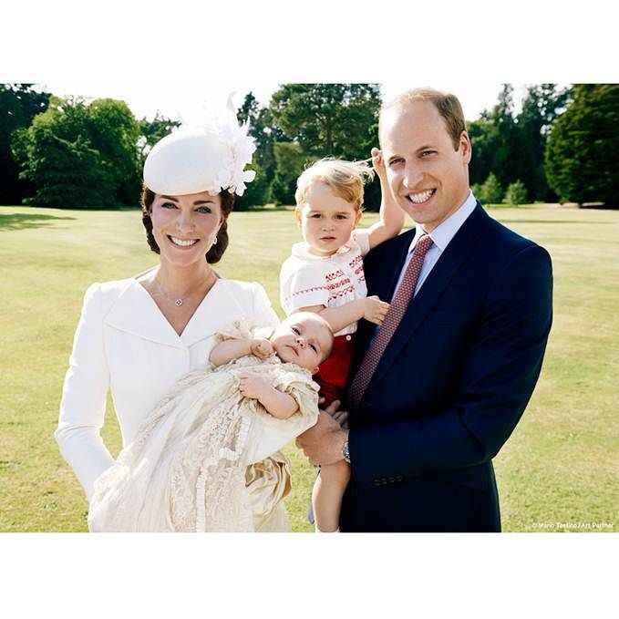 Princesa Charlotte no colo da mãe, Kate, e George com o pai, William (Foto: Reprodução / Instagram)