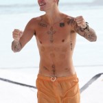 Só de bermuda, Justin Bieber exibe tattoos e marcas de ventosaterapia