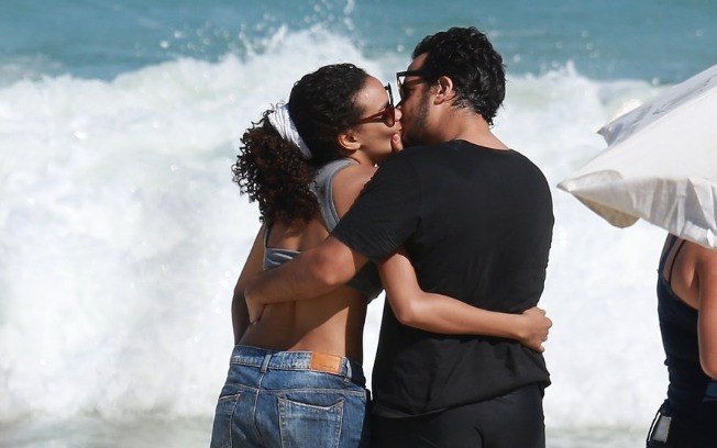 Lucy Ramos aproveita dia de praia ao lado do marido Thiago Luciano