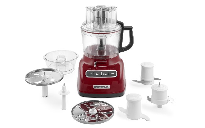 Processador da KitchenAid, capacidade 2,1 l, tem tubo triplo que torna possível a introdução de três alimentos ao mesmo tempo. Permite cortar, picar, misturar e ralar. A versão mini, de 800 ml, não acompanha tubo triplo. Preço sugerido: R$ 1.199 e R$ 549 (mini)