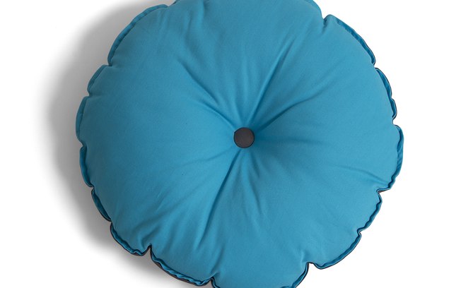 A almofada Zolly é ou não é um charme? O modelo é ideal para enfeitar poltronas ou colorir a cama. Oppa, R$ 49,90