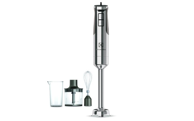 O mixer IBP50, da Electrolux, tem 700 W de potência e lâminas de titânio, que se mantêm afiadas por mais tempo. Acompanha miniprocessador de alimentos e um batedor de claras. Preço sugerido: R$ 549,90