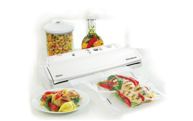 A Oster lança FoodSaver V2240 com sistema de embalagem a vácuo que permite que os alimentos sejam conservados por mais tempo. Acompanha potes herméticos, rolha, rolo de filme e 5 sacos. Preço sugerido: R$ 799