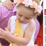 Menina de dois anos é fotografada com cobra de estimação da família