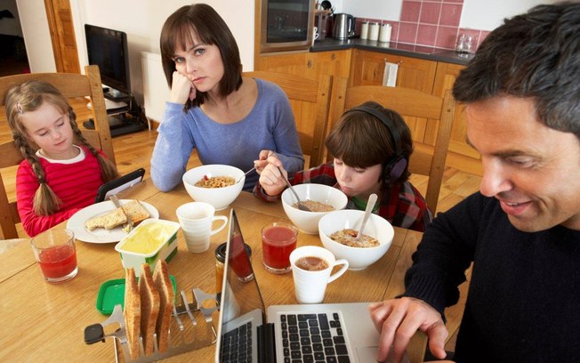 Aparelhos eletrônicos nas refeições em família: usados à mesa, alienam os usuários, que ficam hipnotizados pela internet na tela e não conversam