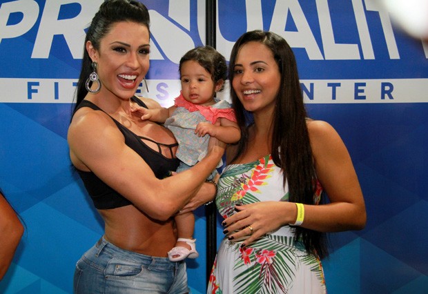 Gracyanne Barbosa posa com bebê e uma fã (Foto: Gabriel Rangel/AgNews)