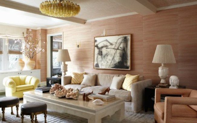 A decoração do apartamento em estilo contemporâneo traz muitas referências em dourado, acrescentando um toque de luxo
