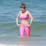 Rita Guedes se refresca no mar com calça legging